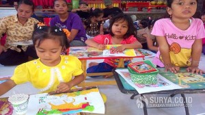 Peserta lomba mewarnai di situs masa kecil Bung Karno di Desa Pojok, Kecamatan Wates, Kabupaten Kediri, Jawa Timur, Minggu (22/2/2015). 