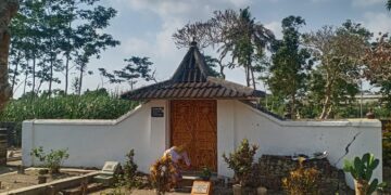 Jelang Idul Fithri Pramono dan Bupati Kediri Ziarahi Makam Leluhur Bung Karnobl di Kediri