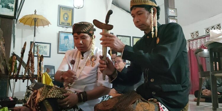 Bulan Suro, Dua  Pusaka Bung Karno Dijamas di Ndalem Pojok