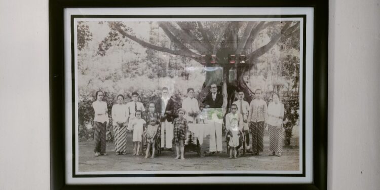 Foto R.M. Sajid Soemodiharjo Penasehat Predisen Soekarno di Keraton Mangkunegara
