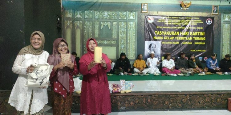 Fashion Show hingga Santunan Yatim, Peringatan Hari Kartini di Kediri Ini Tuai Antusiasme Warga