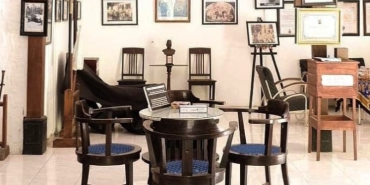 DEKONSTRUKSI RUANG DISKUSI SOEKARNO MUDA: EPISENTRUM DIALEKTIKA IDEOLOGI DAN STRATEGI PERGERAKAN NASIONAL